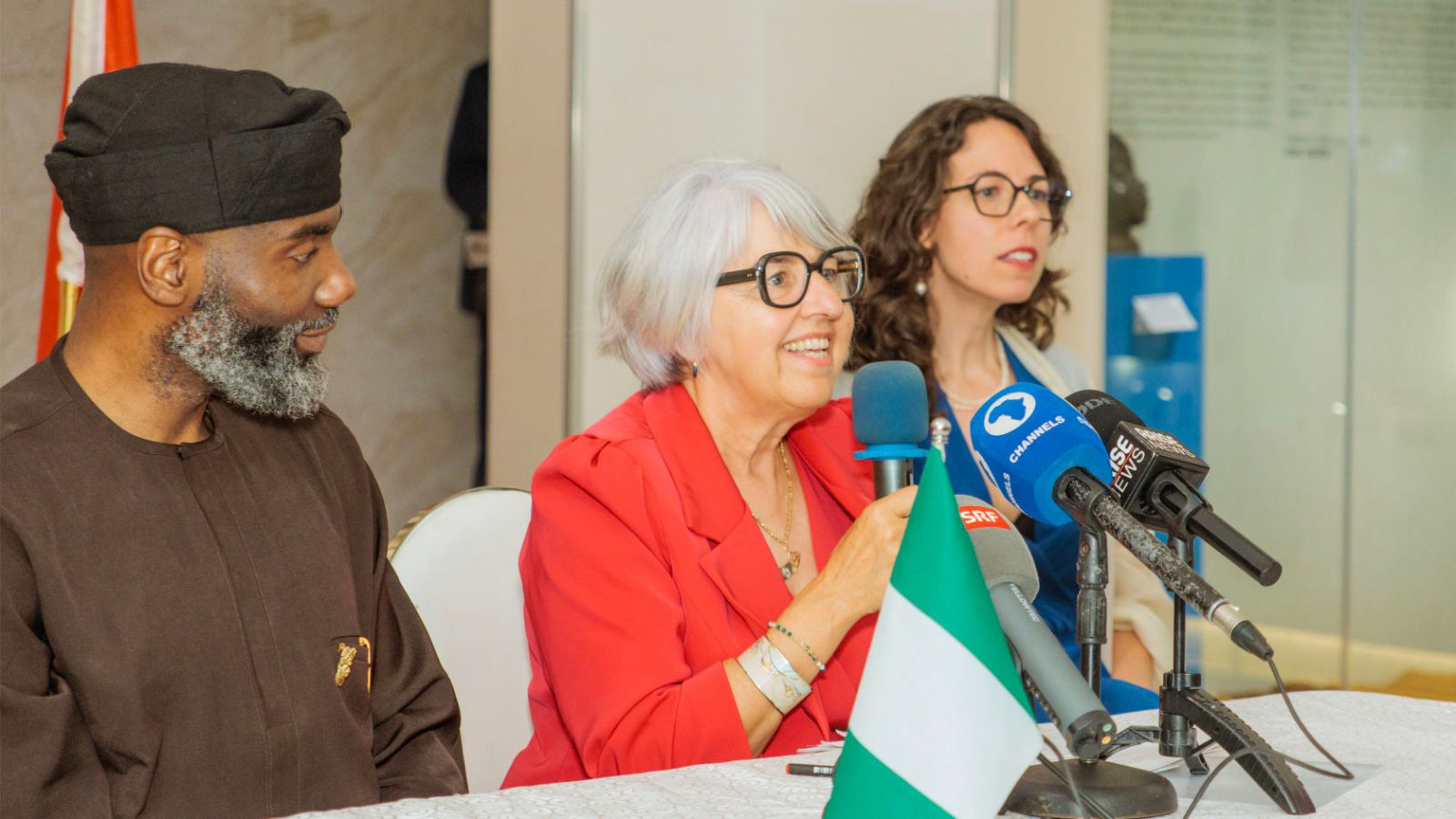 Forschung mit weitreichender Wirkung: Olugbile Holloway, Generaldirektor der National Commission for Museums and Monuments (NCMM) mit Bundesrätin Elisabeth Baume-Schneider und Alice Hertzog an der Presskonferenz. (Alle Bilder: Afrikafun, Thobix)